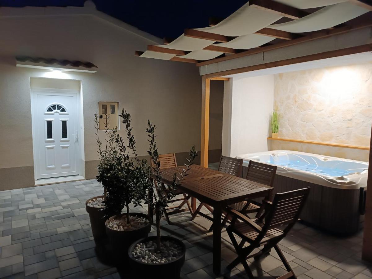 スプリトTonina - House With Terrace, Jacuzzi, Free Parkingアパートメント エクステリア 写真